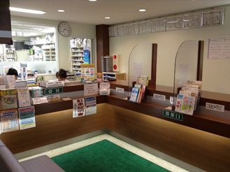 若葉薬局の受付カウンター
